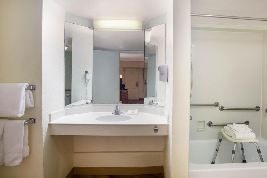 La Quinta Inn by Wyndham Austin Oltorf image 19